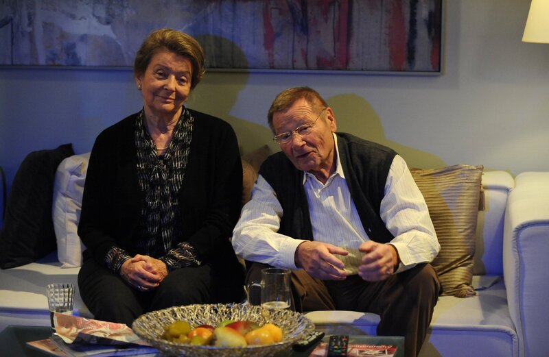 Lotte und Alois genießen den gemeinsamen Fernsehabend. Von links: Lotte Steininger (Eva Christian) und Alois Preissinger (Erich Hallhuber). – Bild: BR/​Marco Orlando Pichler