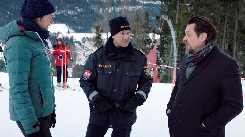 Der lokale Postenkommandant Völk (Johannes Zeiler, Mitte) erklärt den beiden LKA-Ermittlern aus Graz, Sandra Mohr (Miriam Stein) und Sascha Bergman (Hary Prinz), die Sachlage – Bild: BR