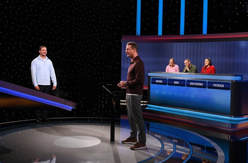 Moderator Alexander Bommes (M.) mit den Kandidat:innen: Mohini Hanuschek (3.v.r.), Niko Prochaska (2.v.r.), Jekaterina „Katja“ Gavrilova (r.), Patrick Woelk (l.). – Bild: ARD/​Uwe Ernst