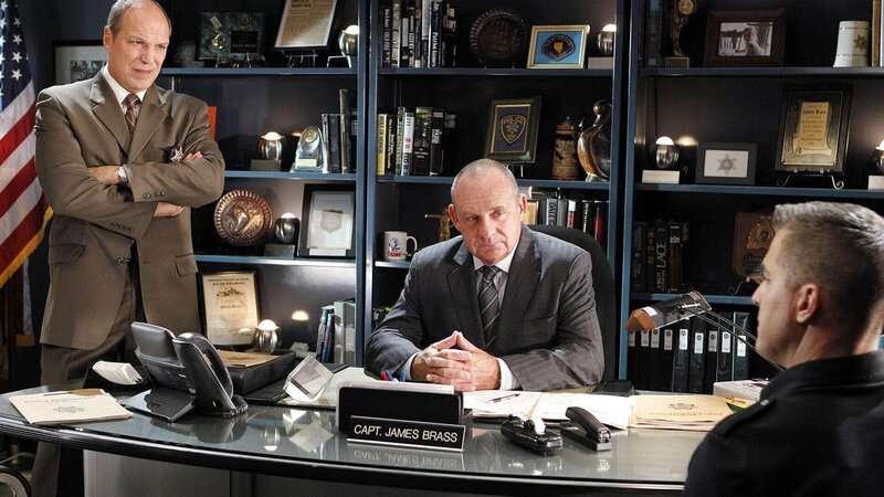 Conrad Ecklie (Marc Vann, l.) Captain Jim Brass (Paul Guifoyle, M.) und Nick Stokes (George Eads) besprechen, wie sie Licht in den grausamen Vierfach-Mord an der Familie Chambliss bringen können. – Bild: MG RTL D