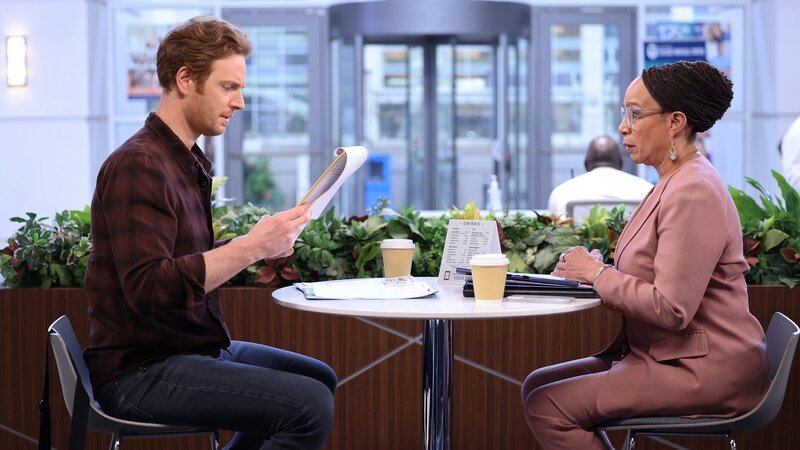 Besprechen das weitere Vorgehen: Nick Gehlfuss als Dr. Will Halstead, S. Epatha Merkerson Sharon Goodwin – Bild: SRF/​NBC Universal