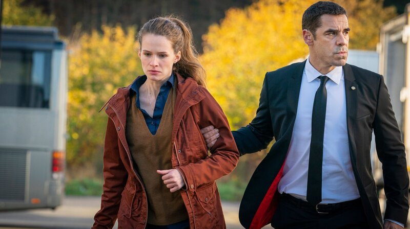 Personenschützer Jan (Tobias Oertel) muss Fiona (Marlene Tanczik) sicher nach Hamburg bringen. – Bild: ARD Degeto/​Boris Laewen