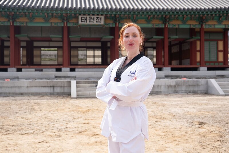 Hannah Fry vor dem Taekwondo-Dojo. – Bild: Tess Benjamin /​ Zinc Television Regions