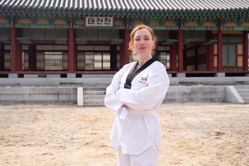 Hannah Fry vor dem Taekwondo-Dojo. – Bild: Tess Benjamin /​ Zinc Television Regions