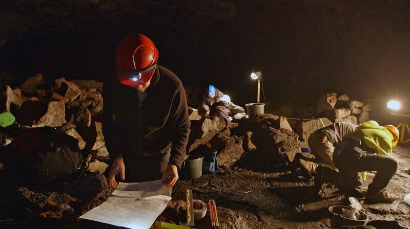 Professor Wemhoff bei Grabung in einer Lavahöhle in Island: Versteck verstoßener Wikinger um das Jahr 1000 – Bild: phoenix/​ZDF/​Hans Jakobi