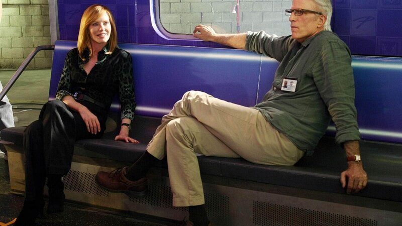 Der neue Supervisor und Chef des CSI-Teams D.B. Russell (Ted Danson) und Catherine Willows (Marg Helgenberger) in der Hotel-Tram in der zwei Menschen getötet und mehrere verletzt wurden. – Bild: MG RTL D