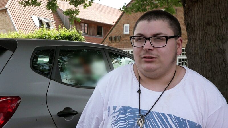 Jack wird seiner Mutter Manja beim Umzug ins Pflegeheim helfen. – Bild: RTL Zwei