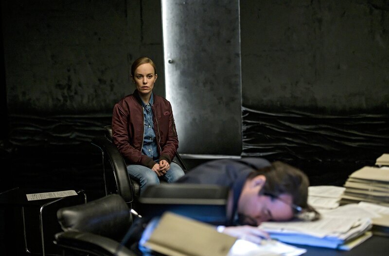 Dort, wo Prof. Karl-Friedrich Boerne (Jan Josef Liefers, vorne) gerade ist, scheint es für alles ein Formular zu geben. Prof. Boerne ist verwirrt und erschöpft – Nadeshda Krusenstern (Friederike Kempter, hinten) wacht über ihn. – Bild: WDR/​Bavaria Fiction GmbH/​Martin Valentin Menke