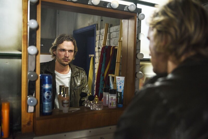 Finn (Christopher Kohn) will den Fängen seines Vaters entkommen … – Bild: RTL /​ Julia Feldhagen