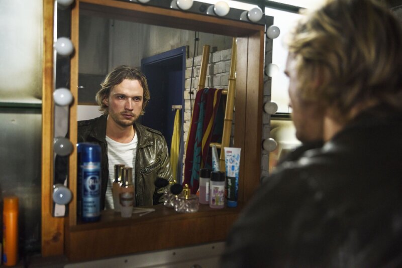 Finn (Christopher Kohn) will den Fängen seines Vaters entkommen … – Bild: RTL /​ Julia Feldhagen