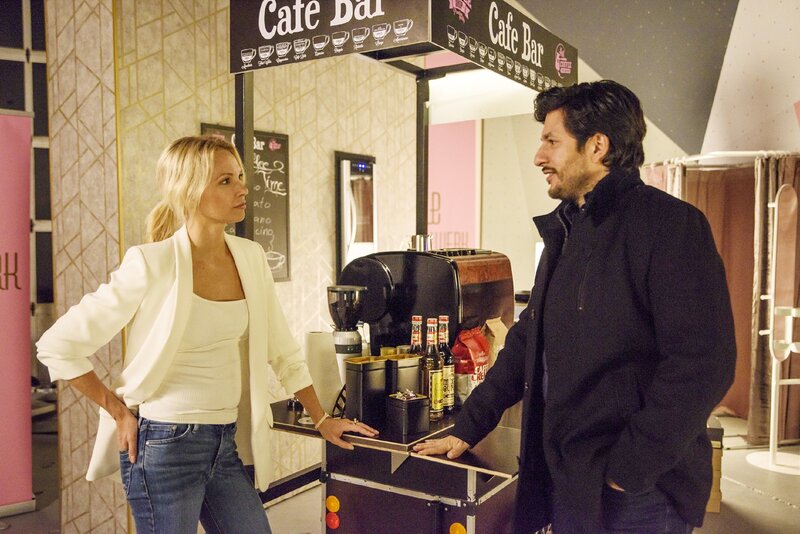 Lena (Birte Glang) ist getroffen, als Maximilan (Francisco Medina) ihre Gefühle für Marian in Frage stellt. – Bild: RTL /​ Julia Feldhagen