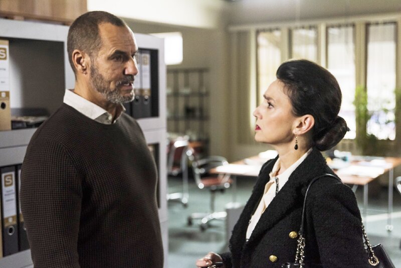 Richard (Silvan Pierre Leirich) und Simone (Tatjana Clasing) hoffen, einen adäquaten Ersatz für Marie zu finden. – Bild: RTL /​ Julia Feldhagen