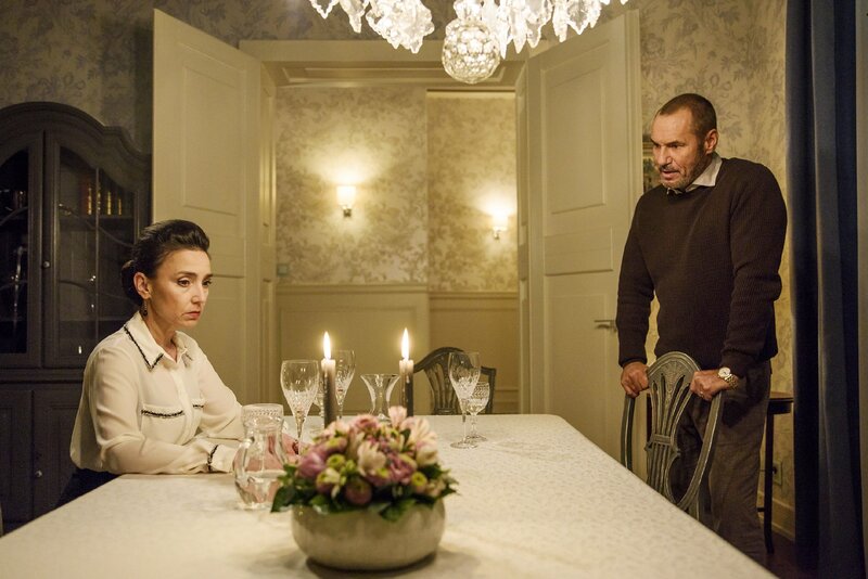 Simone (Tatjana Clasing) kann nicht fassen, dass Richard (Silvan-Pierre Leirich) Jenny gerade geopfert hat. – Bild: RTL /​ Julia Feldhagen