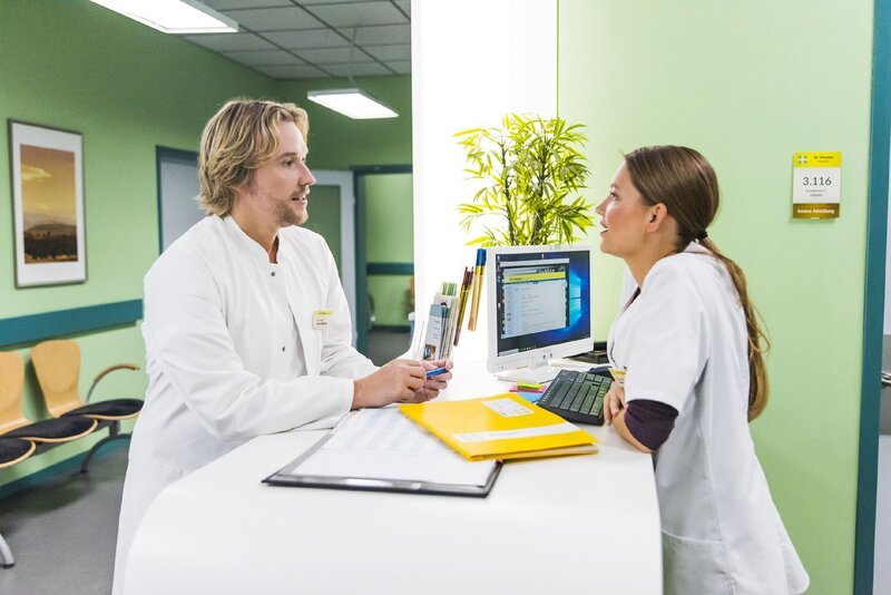 Nathalie (Amrei Haardt) erfährt überrascht, dass Finn (Christopher Kohn) den Oberarzt-Posten aufgegeben hat. – Bild: RTL /​ Julia Feldhagen