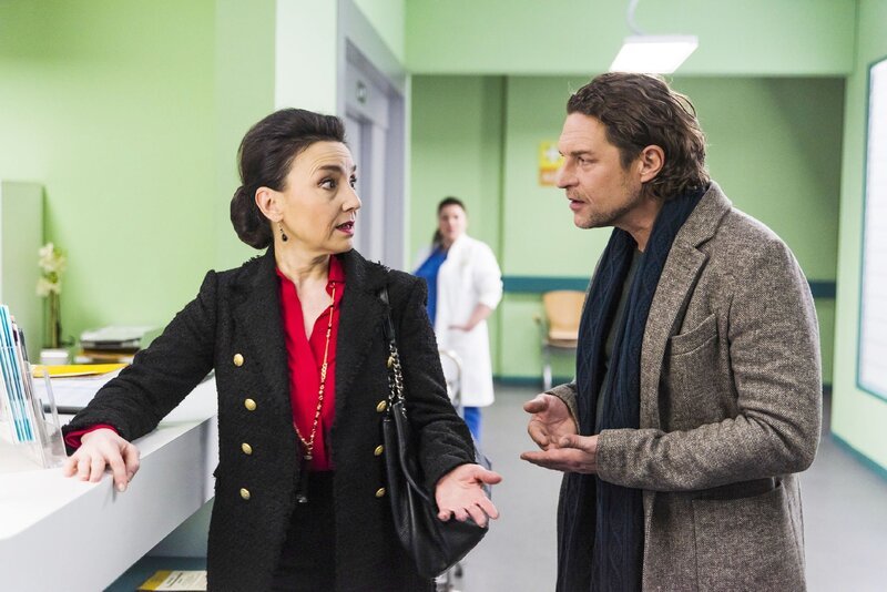 Vanessa (Julia Augustin, hinten) erfährt durch einen Streit zwischen Simone (Tatjana Clasing) und Niclas (Ron Holzschuh) von Jennys Tat. – Bild: RTL /​ Julia Feldhagen