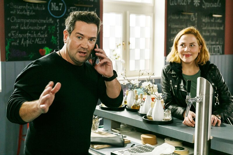 Marian (Sam Eisenstein) erhält in Gegenwart von Ina (Franziska van der Heide) überraschend Nachrichten von seinen Eltern. – Bild: RTL /​ Kai Schulz