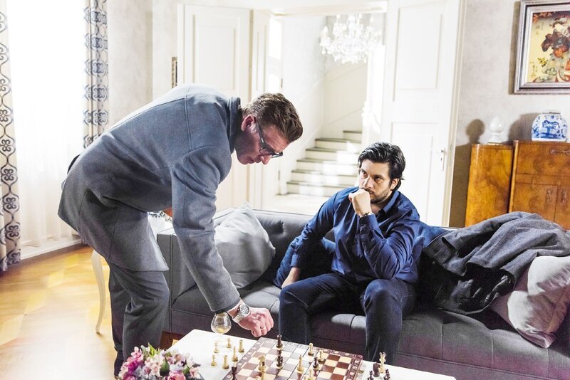 Christoph (Lars Korten) respektiert Maximilians (Francisco Medina) Art, mit seiner Krankheit umzugehen. – Bild: RTL /​ Julia Feldhagen