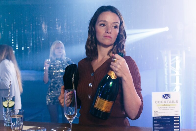 Jenny (Kaja Schmidt-Tychsen) will sich im A40 vom Familienstreit ablenken. – Bild: RTL /​ Kai Schulz