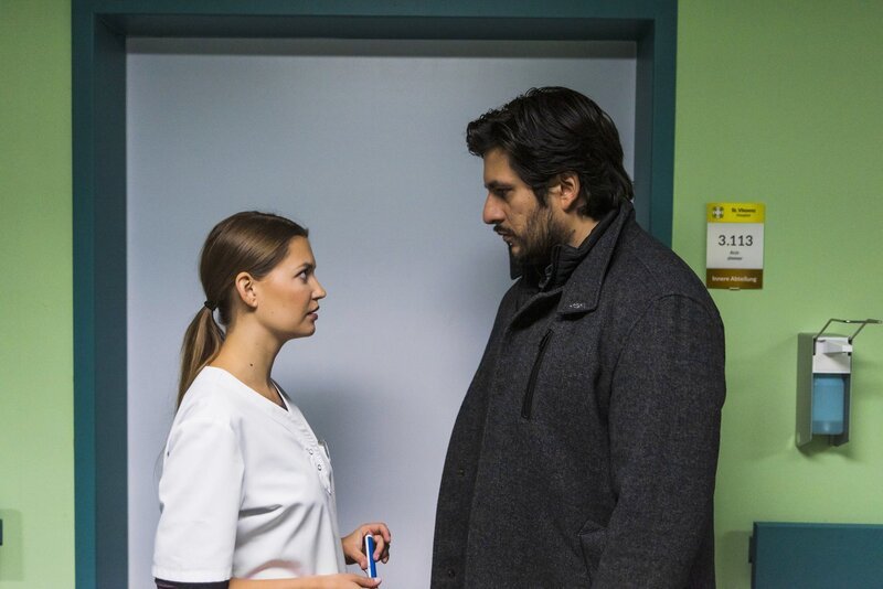 Maximilians (Francisco Medina) Hoffnung, Nathalie (Amrei Haardt) wiederzusehen, wird erfüllt … – Bild: RTL /​ Julia Feldhagen