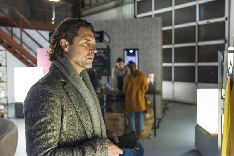 Niclas (Ron Holzschuh) erfährt alarmiert, wie es um Chiara steht. – Bild: RTL /​ Julia Feldhagen