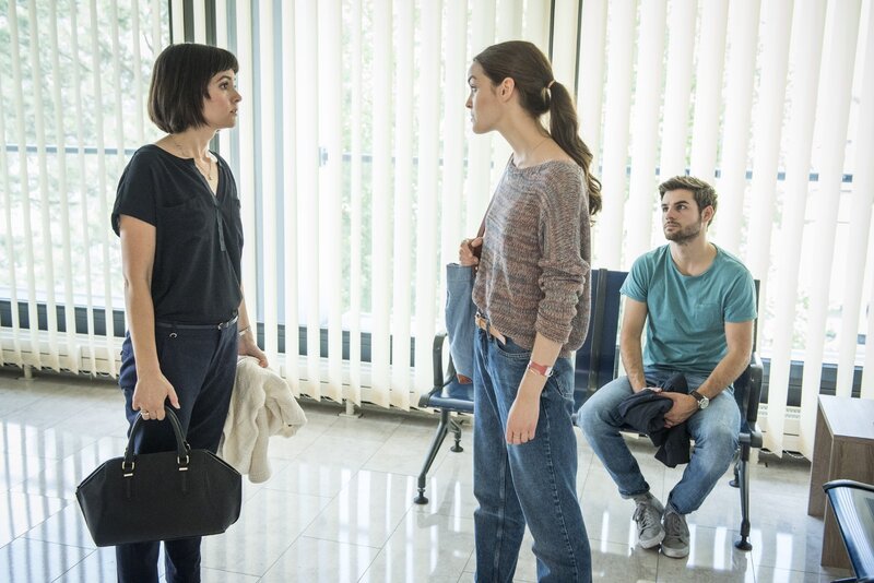 V.l.: Christine Wolfshagen (Alice Grula) und ihre Tochter Emma (Luise Befort) geraten ständig aneinander. Victor (Lucas Reiber) fühlt sich nicht wohl, dass Mutter und Tochter sich ständig streiten. – Bild: RTL /​ Martin Rottenkolber