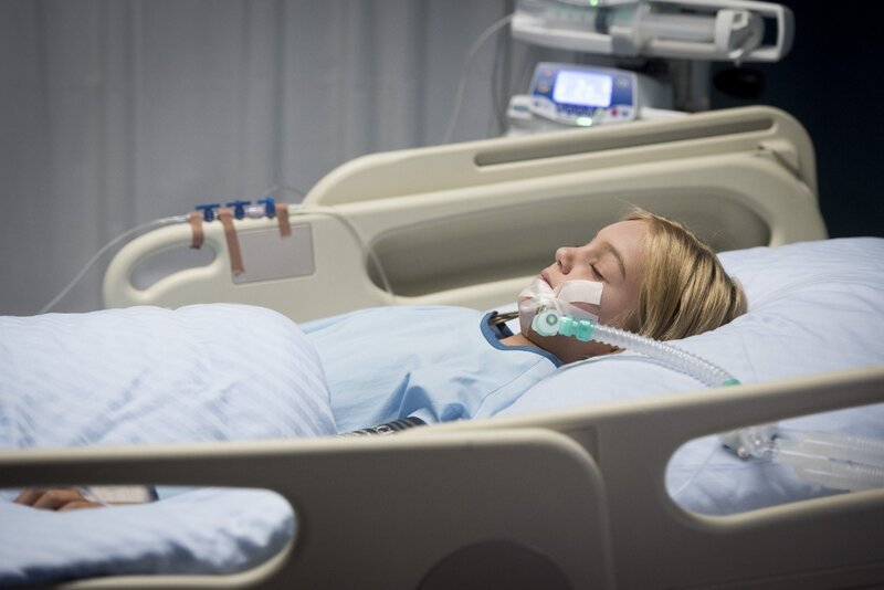 Sara (Luna Maxeiner) liegt im Koma, nachdem sie einen schweren Asthma-Anfall hatte. – Bild: RTL /​ Martin Rottenkolber