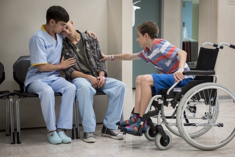 Toni (Ivo Kortlang, l.) und Hugo (Nick Julius Schuck, r.) trösten Leo (Tim Oliver Schultz), der Angst um einen guten Freund hat. – Bild: RTL /​ Martin Rottenkolber