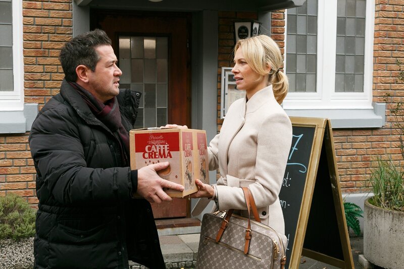 Marian (Sam Eisenstein) kommt auf eine Idee, wie er Lenas (Birte Glang) alten Gefühle wieder entfachen kann. – Bild: RTL /​ Kai Schulz