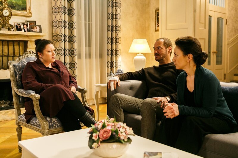 Vanessa (Julia Augustin, l.), Richard (Silvan-Pierre Leirich) und Simone (Tatjana Clasing) sind entschlossen, alles für Jenny zu tun. – Bild: RTL /​ Kai Schulz