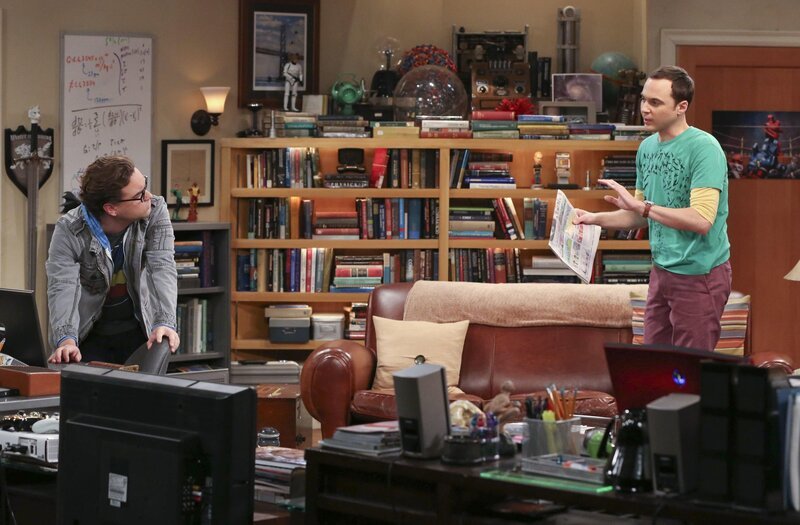 Während Sheldon (Jim Parsons, r.) versucht, sich an Amy zu rächen, nachdem sie einen seiner Lieblingsfilme für ihn ruiniert hat, findet Leonard (Johnny Galecki, l.) einen Weg, wie er Penny dazu bringen kann, alles für ihn zu tun … – Bild: © Warner Bros. Television