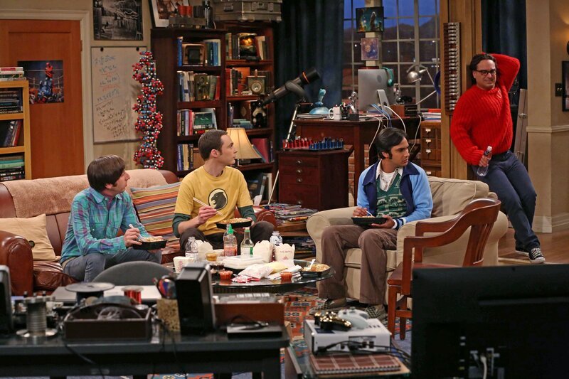 Erleben einen ganz besonderen Abend: Howard (Simon Helberg, l.), Sheldon (Jim Parsons, 2.v.l.), Leonard (Johnny Galecki, r.) und Raj (Kunal Nayyar, 2.v.r.) … – Bild: © Warner Brothers Entertainment Inc.