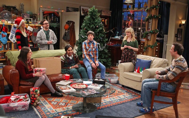 Als Sheldon für eine Weile in Texas ist, überlegen Bernadette (Melissa Rauch, 2.v.r.), Howard (Simon Helberg, 3.v.r.), Amy (Mayim Bialik, l.), Leonard (Johnny Galecki, 3.v.l.), Penny (Kaley Cuoco, 2.v.l.), Raj (Kunal Nayyar, M.) und Stuart (Kevin Sussman, r.) beim gemeinsamen Weihnachtsbaum-Schmücken, wie ihr Leben aussehen würde, wenn sie Sheldon niemals kennengelernt hätten … – Bild: © Warner Bros. Television