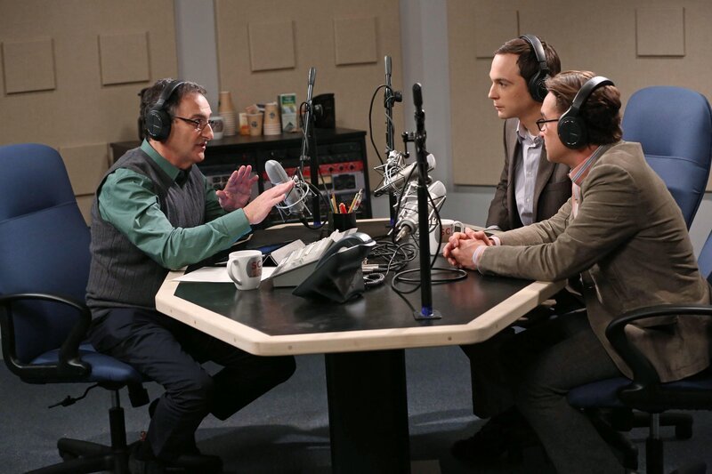 Ein Interview der besonderen Art: Sheldon (Jim Parsons, M.), Leonard (Johnny Galecki, r.) und Ira Flatow (Ira Flatow, l.) … – Bild: © Warner Brothers