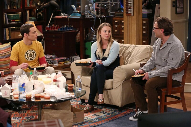 Während Sheldon (Jim Parsons, l.) und Howard sich ständig kabbeln, geraten Penny (Kaley Cuoco, M.) und Leonard (Johnny Galecki, r.) in eine Krise, weil Penny eine peinliche Rolle ablehnt … – Bild: © Warner Brothers