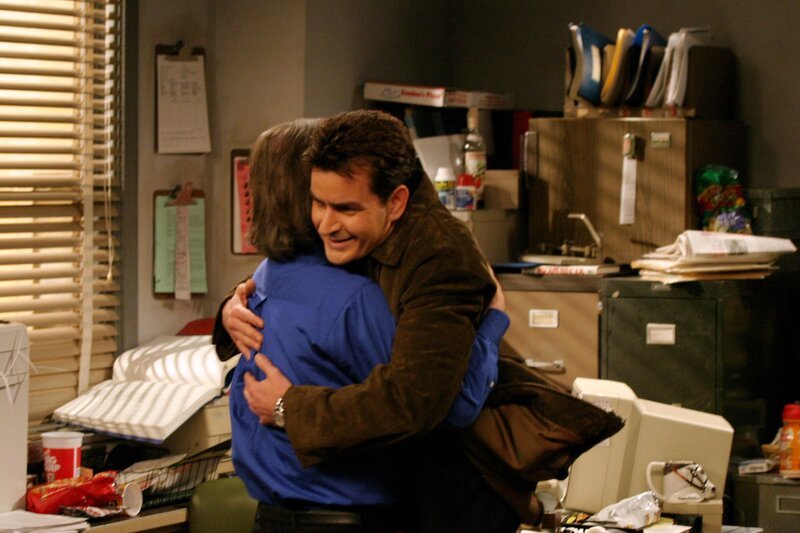 Was hat das zu bedeuten?: Stan (Richard Lewis, l.) und Charlie (Charlie Sheen, r.) … – Bild: © Warner Brothers Entertainment Inc.