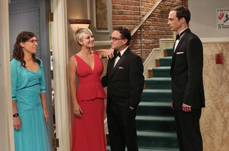 Der Abend des Abschlussballs beginnt für Amy (Mayim Bialik, l.), Penny (Kaley Cuoco , 2.v.l.), Leonard (Johnny Galecki, 2.v.r.) und Sheldon (Jim Parsons, r.) anders als erwartet … – Bild: © Warner Bros. Television