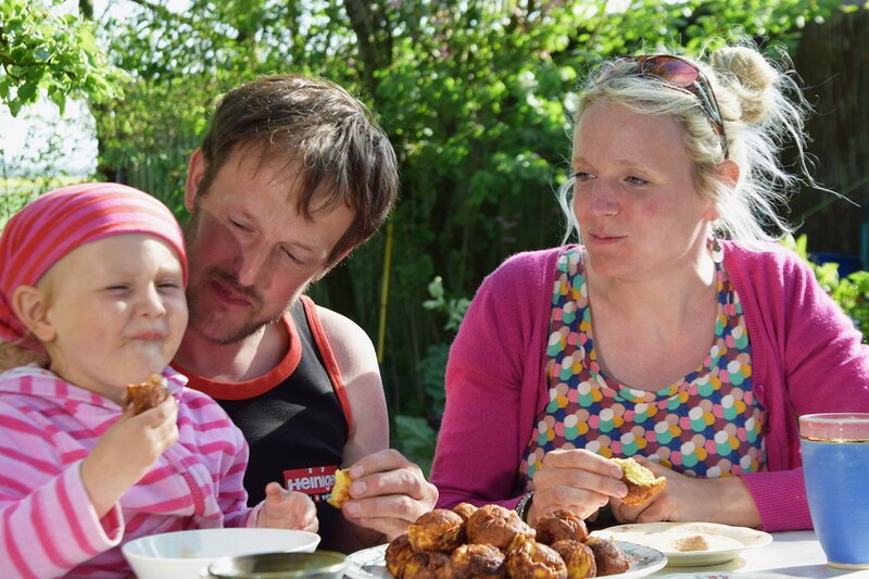 Zu Tisch in … Nordfriesland Staffel 1 Folge 19 Die Familie geniesst Futjes – Bild: SRF1 Zu Tisch in … Nordfriesland Staffel 1 Folge 19 Die Familie geniesst Futjes – Bild: SRF1