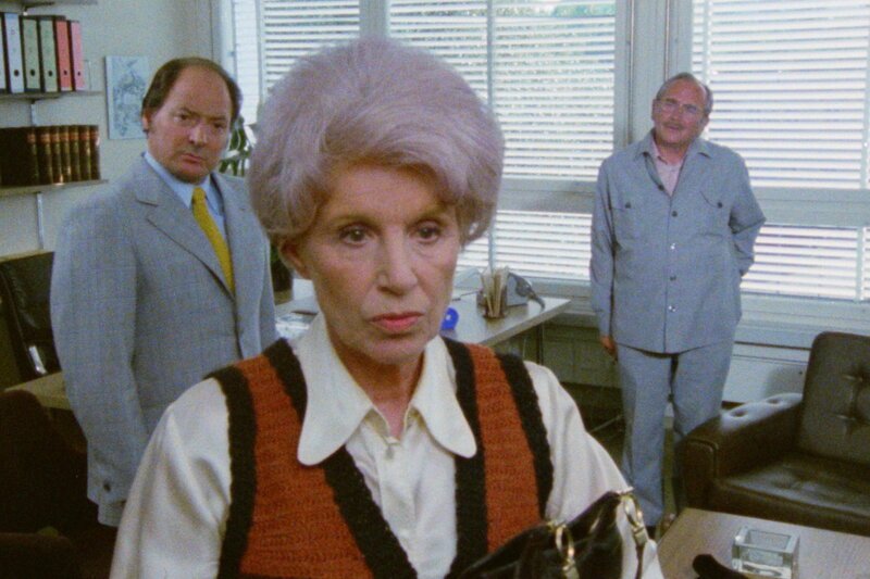 Ein Fall für Männdli – Staffel 2 Folge 1. Inigo Gallo als Tobler, Erna Brünell als Frau Spyri, Ruedi Walter als Max Männdli. SRF – Bild: SRF1