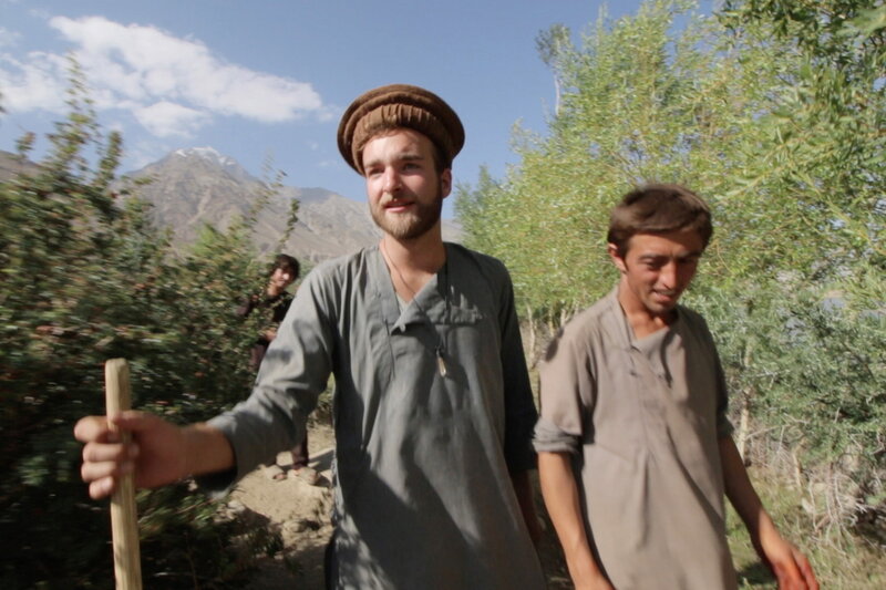 Afghanistan – Zu Fuss zum Dach der Welt Filmemacher Samuel Häde wird von seinem Gastgeber Ayunbek aus dem Dorf eskortiert. – Bild: SRF/​NDR