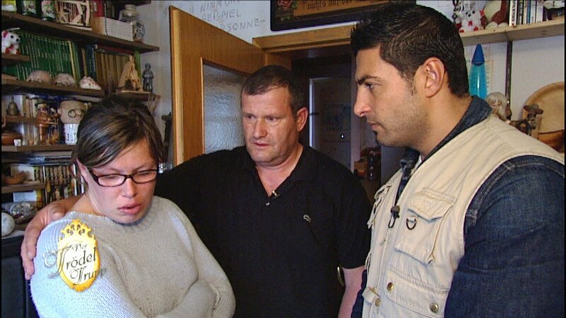 Denise und ihr Verlobter Matthias brauchen dringend Hilfe. Matthias ist ein echter Härtefall, denn er kann einfach nichts wegwerfen. Dementsprechend sieht auch die Wohnung der beiden aus. Kann Trödelprofi Sükrü (re.) den beiden helfen? – Bild: RTL Zwei