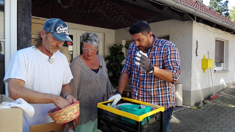 Dietmar (li.), Heidrun und Trödelprofi Sükrü; Dietmar (li.), Heidrun und Trödelprofi Sükrü – Bild: RTLZWEI – Recht zum Abdruck/​Darstellung zeitlich/​sachlich beschränkt auf die Bewerbung der Sendung