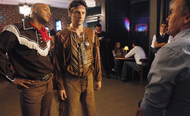 Können nicht glauben, dass Dr. Cox (John C. McGingley, r.), ihren Männerabend zu sabotieren versucht: J.D. (Zach Braff, M.) und Turk (Donald Faison, l.) … – Bild: Touchstone Television Lizenzbild frei