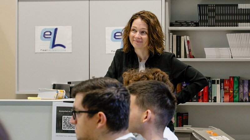 Sie will Schülerinnen und Schüler gegen Hatespeech und problematische Onlinevideos wappnen: Renate Williwald ist Lehrerin und organisiert Schulworkshops durch externe Anbieter wie den Verein „Derad“ an einer Schule in Wien-Favoriten. – Bild: ORF/​Marco Tondolo