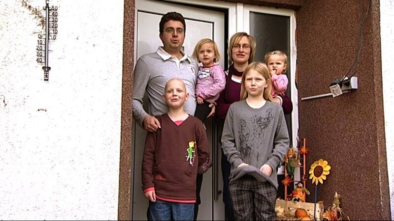 Gilbert und Svenja mit ihren vier Kindern.Gilbert und Svenja mit ihren vier Kindern. – Bild: RTL Zwei