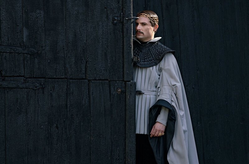 Fileas (Christian Tafdrup) bereitet seine Krönung vor und hat eine Nachricht an Nille (Neel Rønholt) gesendet. – Bild: MDR/​TV2/​Agnete Schlichtkrull