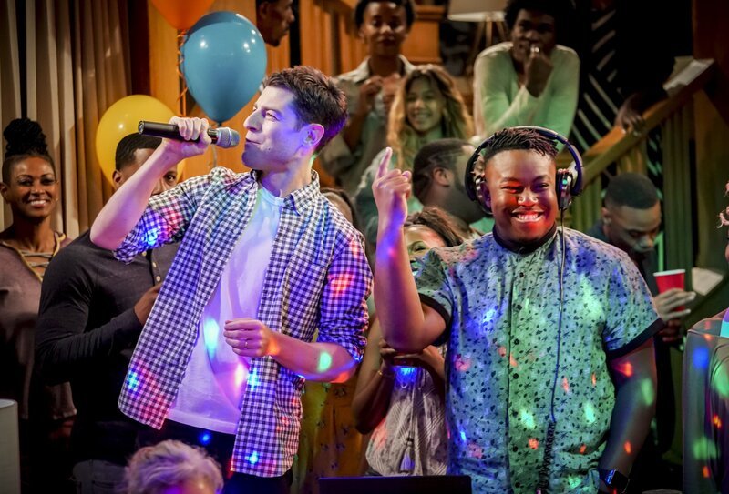 Dave Johnson (Max Greenfield, l.); Marty Butler (Marcel Spears, r.) – Bild: CBS Broadcasting, Inc. /​ Monty Brinton