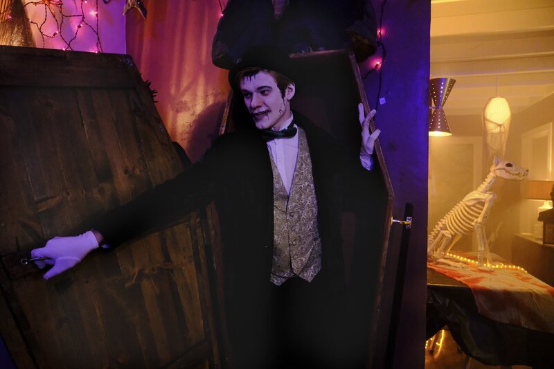 Verkehrte Welt: Zu Halloween jagt MacGyver (Lucas Till) den anderen Angst ein … – Bild: Guy D’Alema/​CBS