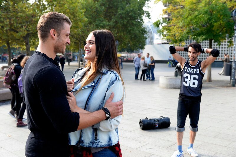 Jessy (Felicitas Ackermann) hat sich in einen Tänzer (Komparse, l.) verguckt. – Bild: MG RTL D /​ Christoph Assma