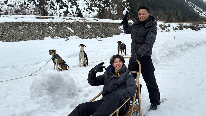 Lorian und Azad freuen sich auf die Schlittenfahrt mit den Hunden. – Bild: ZDF/​Eva Beer