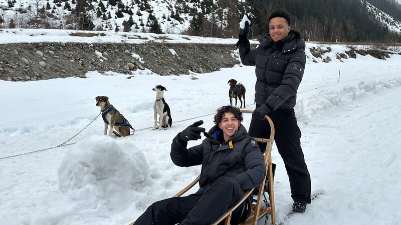Lorian und Azad freuen sich auf die Schlittenfahrt mit den Hunden. – Bild: ZDF/​Eva Beer
